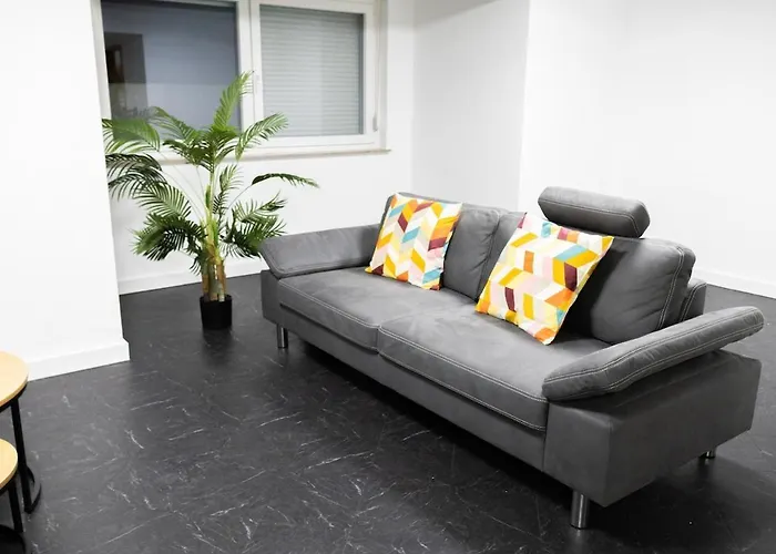 Stylish - Garden - Great Transport Links And Parking Apartment *